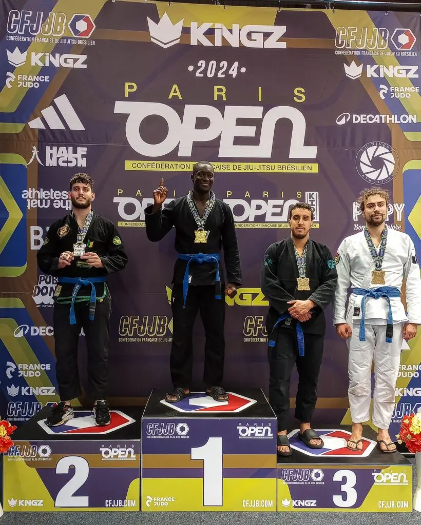 Podium compétition de jiu-jitsu brésilien adulte ceinture bleue