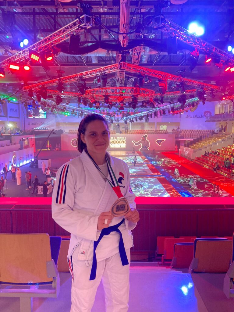 Stéphanie Faure à Abu Dhabi avec la médaille de Bronze aux Championnats du Monde ne-waza 2022
