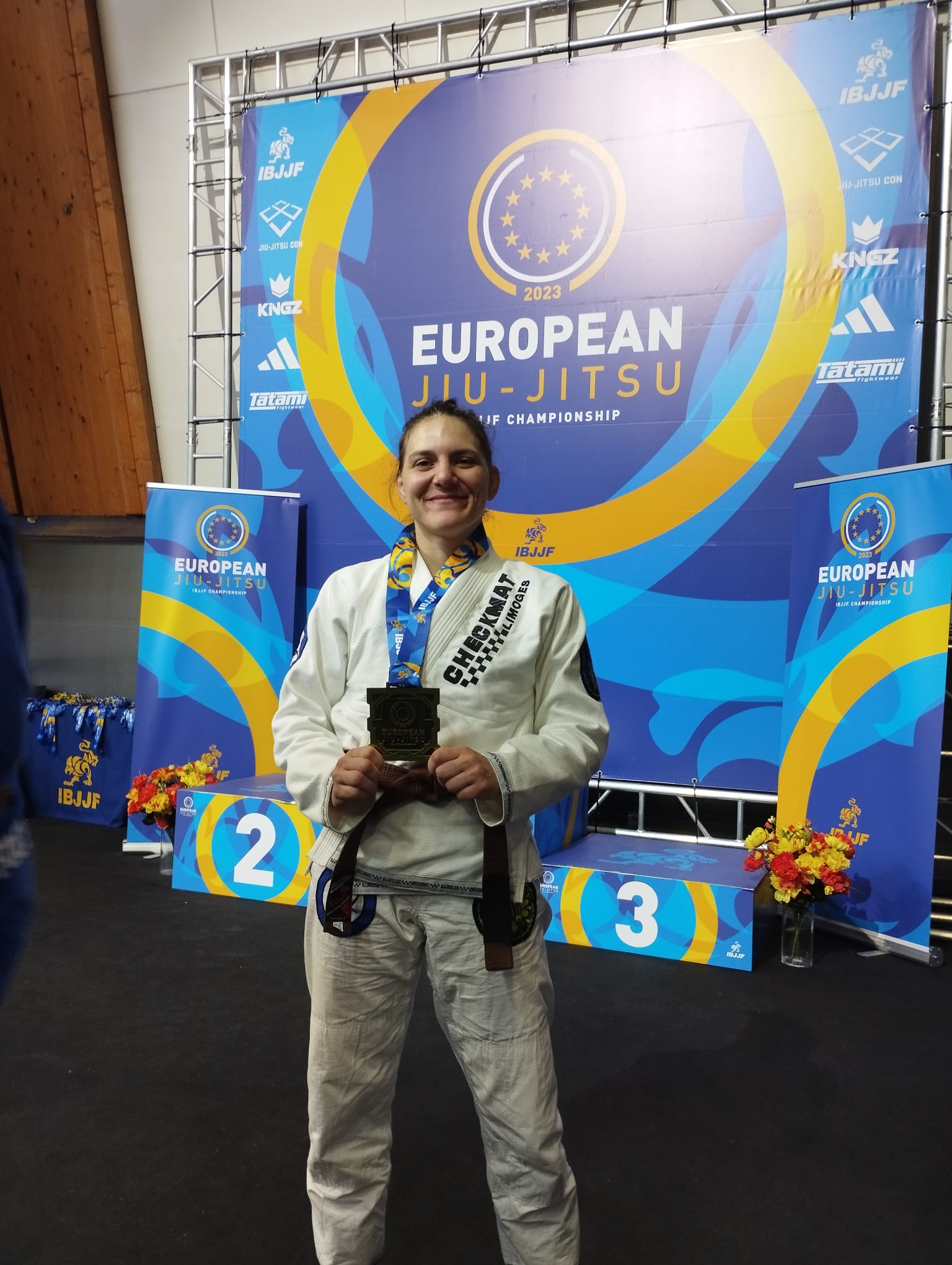 Stéphanie Faure devant le podium du championnat d'Europe IBJJF